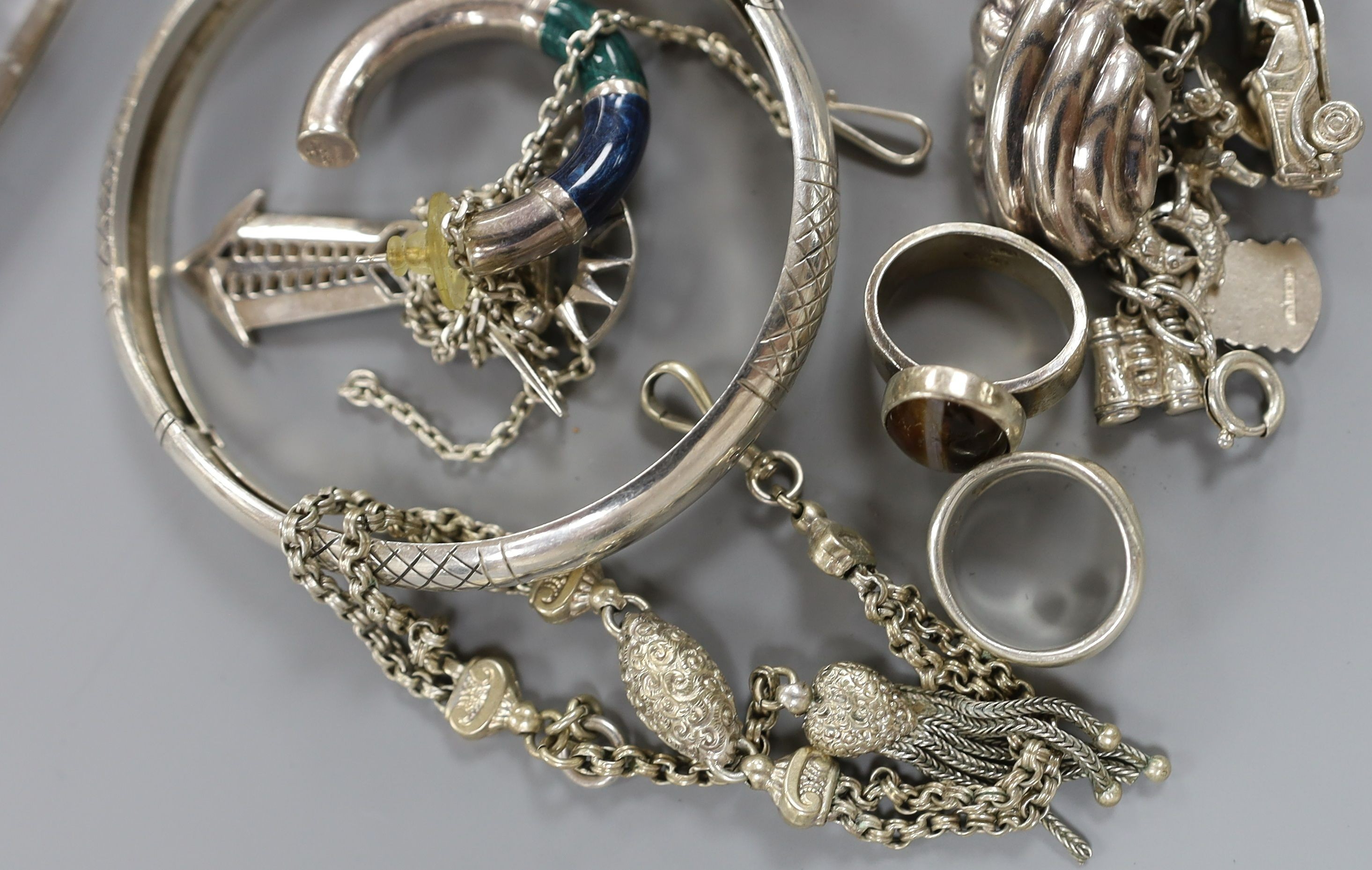 A quantity of assorted mainly modern 925 jewellery.